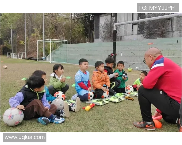 足球明星背后的真实生活揭秘低调生活中的感人瞬间与心灵故事