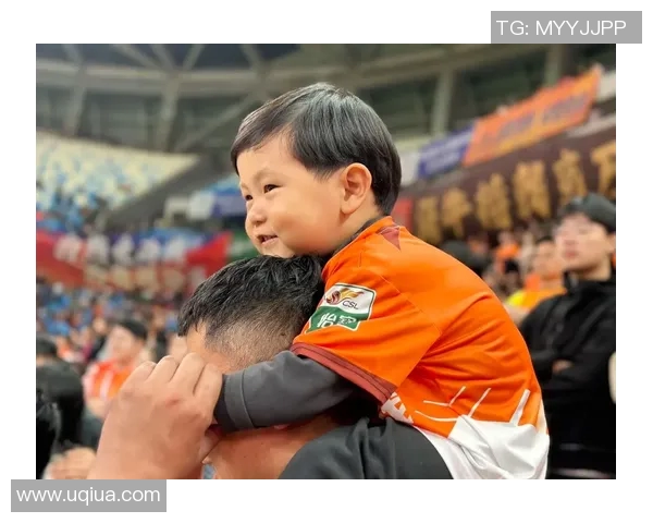 足球明星亲密采访小球迷意外叫妈妈引发温馨瞬间